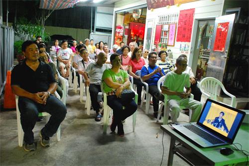 '图1:嘉义市公园炼功点“九天学法教功班”学员恭听师父讲法。'