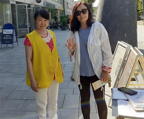 '图1~2:芬兰海门林纳市民支持法轮功反迫害'