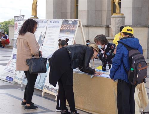 '图2:善良的人们签名支持法轮功学员反迫害'