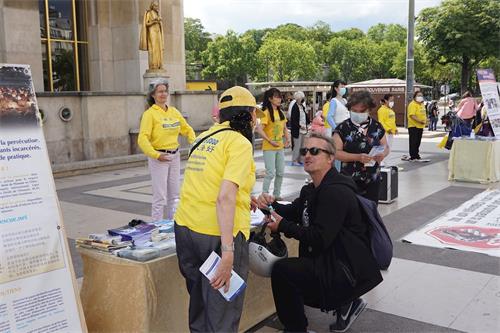'图9:游人签名支持法轮功学员反迫害'
