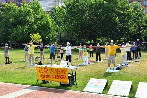 '图1:二零二零年六月二十七日,美国大费城地区法轮功学员,在中共病毒(武汉肺炎)疫情爆发后再度在美国国家独立历史公园的费城自由钟广场集体炼功。'