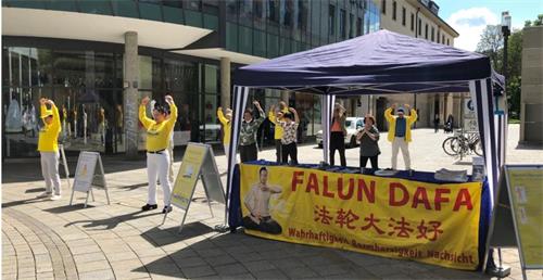 '图:法轮功学员在展示功法'
