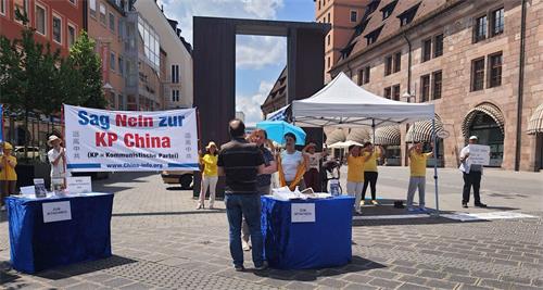 '图1:法轮功学员在纽伦堡举办信息日活动。'
