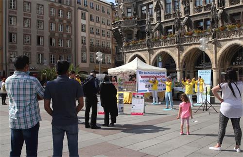 '图1:法轮功学员在德国慕尼黑玛琳广场(Marienplatz)举办信息日活动。'