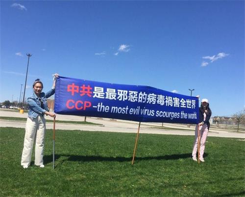 '图2~3:大多伦多士嘉堡区太古广场前法轮功学员打出的真相横幅。'