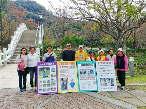 '图2.黄瑞娥(左一)于二零一九年十二月底,在慈湖景点与讲真相的法轮功学员合影。'