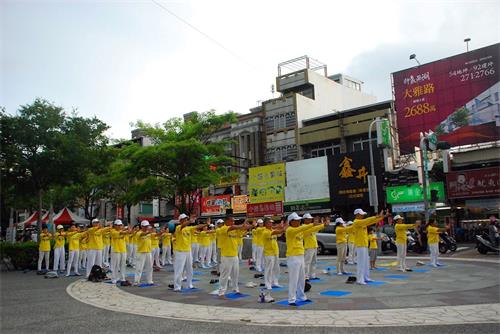 '图1~2:法轮功学员演炼五套功法。'