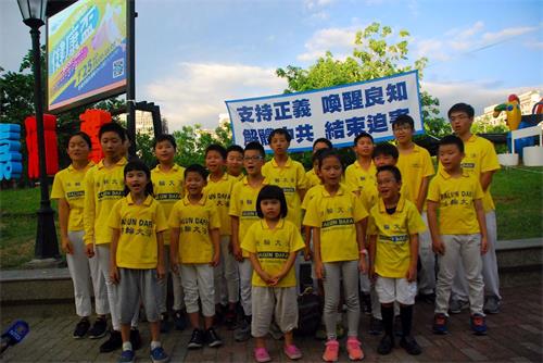 '图3:明慧班大法小弟子参加七二零弘法活动。'