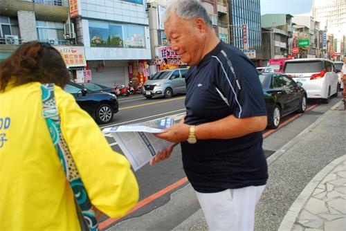 '图5~7:学员发放真相资料。'