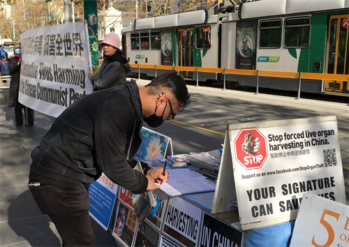 '图8:二零二零年六月二十日,IT专家弗朗西斯(Francis)在州立图书馆真相点签名,呼吁制止迫害。'