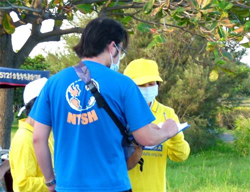 '图5:法轮功学员向民众传递真相,人们签名声援法轮功反迫害。'