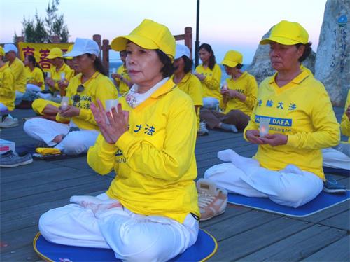 '图7:玉华(前)表示,现在很多人都明白了法轮功的美好。'