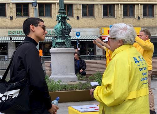 '图2:来自巴勒斯坦的阿斯玛想学炼法轮功'