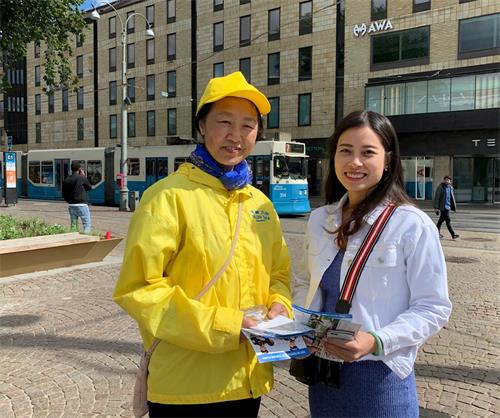 '图5:来自越南的女士很高兴终于找到了法轮功'