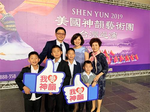'图3:蕙如全家福与母亲(右)一起观赏神韵艺术团于二零一九年在台湾的巡回演出。'