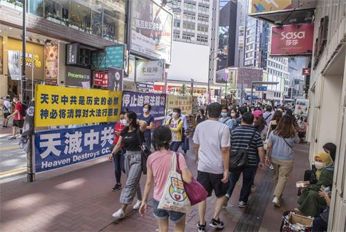 图1~2:香港学员长年坚持在各真相点讲中共迫害法轮功学员的事实真相,让民众能更加了解中共的邪恶与残暴。