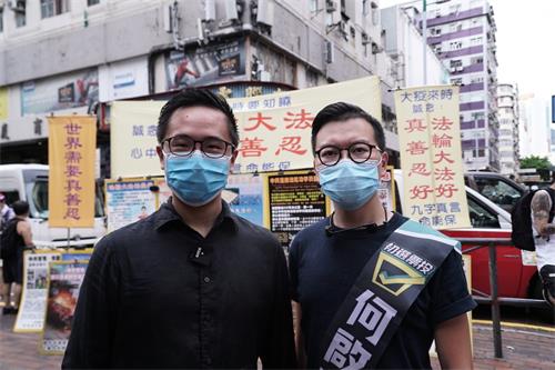 图3:民协区议员利瀚庭(左)和何启明(右)七月十五日在法轮功真相点表达了赞佩法轮功学员长年坚持讲真相的勇气与精神。