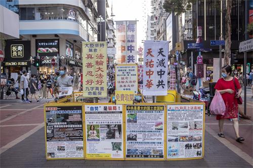 图4~5: 香港景点,挂有“天灭中共”“停止迫害法轮功”、“法轮大法好”的标语及真相展板,让民众了解更多的法轮功真相。