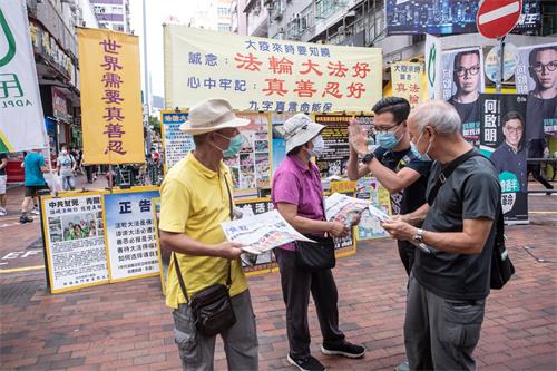 图8:香港法轮功学员坚持继续讲真相,受到港人、议员的赞赏。何启明(右二)向法轮功学员表达赞佩对法轮功学员的坚定,并应向法轮功学员学习。