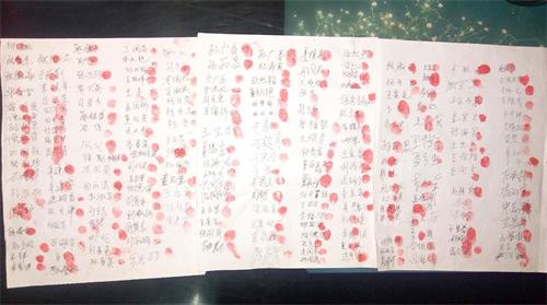 '乡亲们联名按手印呼吁立即无罪释放,让孙士英母子三人回家。'