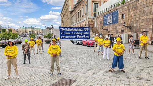 '图3:当天下午一点,瑞典法轮功学员又聚集在斯德哥尔摩市中心国会大厦旁的钱币广场上,继续向人们介绍法轮功、讲述中共活摘法轮功学员器官的真相。'