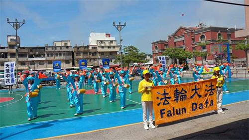 '图1:山外车站旁篮球场腰鼓阵'