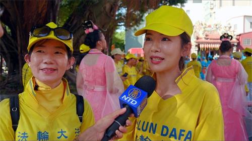 '图3:法轮功学员唐女士(左一)和女儿(右一)一起来参加反迫害活动'