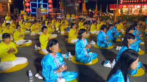 '图5:学员们齐聚金门外武庙前广场举办7.20烛光悼念会'