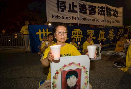 '图1~4:二零二零年七月十七日,美国首都华盛顿地区的部份法轮功学员在中共驻美大使馆前举办集会和烛光守夜,要求停止迫害法轮功。'