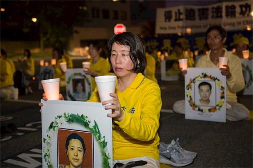 '图6:二零二零年七月十七日,谭晓荣参加在中共驻美大使馆前的集会。'