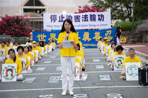 '图7:美国马里兰州一所公立小学的教师王玺在集会上讲述了自己在幼年就经历迫害。'