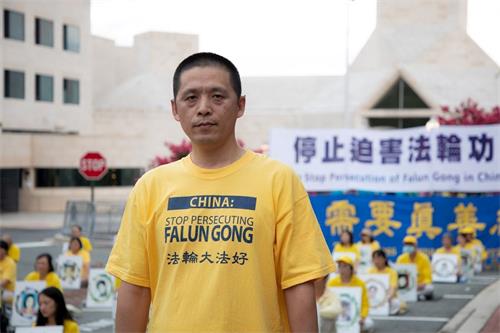 '图8:二零二零年七月十七日,来自吉林的建筑师赵庆凯参加在中共驻美大使馆前的集会。'