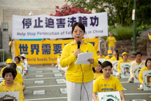 '图9:华盛顿DC法轮大法学会发言人葛敏在集会上呼吁良知尚存的人们远离中共,与善良同行。'