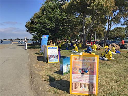'图1~3:二零二零年七月十八日,旧金山东湾地区的法轮功学员来到风景如画的圣丽安珠(<b