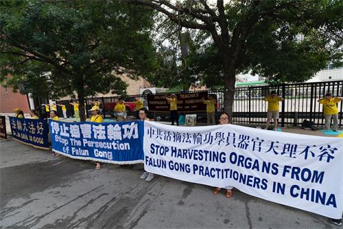 '图1~4:法轮功学员在芝加哥中领馆前抗议中共21年来的残酷迫害'
