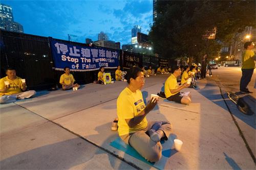 '图5:法轮功学员杨志芳(前)一家在中国遭受了残酷迫害。'