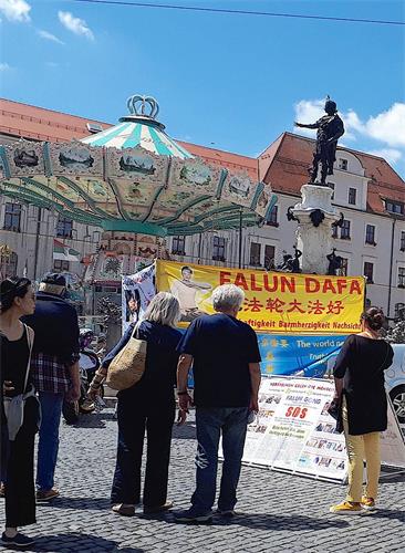 '图2~4:德国民众迫切想了解法轮功的真相。'