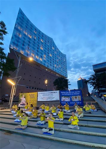 '图6:2020年7月18日晚,法轮功学员在汉堡易北爱乐厅(Elbphilharmonie)前举办烛光悼念活动。'