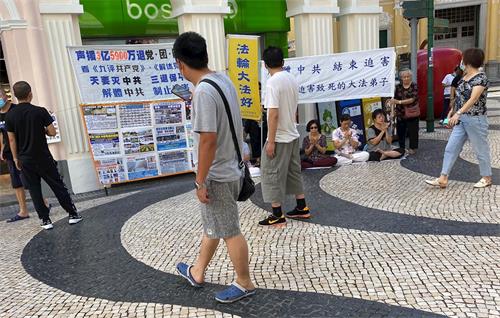 '图2:民众注目反迫害集会'