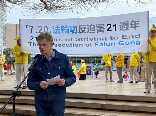 '图8:公民自由委员会主席巴里·威尔逊在集会中发表演讲。'