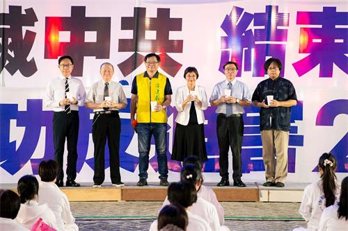 '图4:台湾各界正义人士共同协助制止中共迫害法轮功,(由左至右)全球退党中心台湾志工代表刘秉华、台湾投资中国受害者协会理事长高为邦、台北市议员李建昌、台湾法轮大法学会理事长张锦华、台北市议员张茂楠、华人民主书院董事主席曾建元到场发言发言。'
