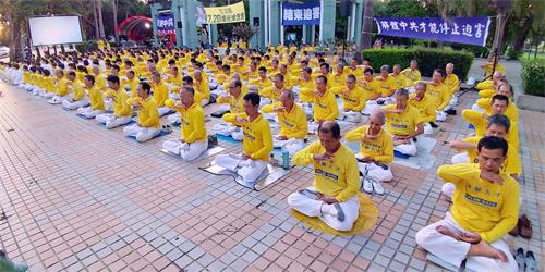 '图2:法轮功学员向路过民众展示的五套功法。'