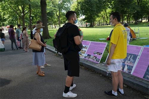 '图7:路人驻足了解法轮功真相'