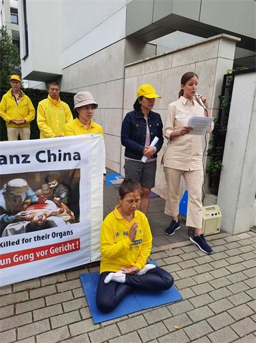 '图7:七月二十日,法轮功学员在中共领馆前抗议中共的迫害'