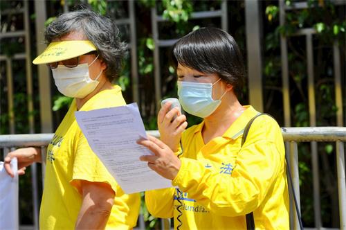 '图4:法轮功学员代表刘慧卿宣读声明,声明指中共对法轮功持续二十一年的迫害,被视为廿一世纪最深重的恐怖。'