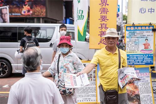 '图6~8:港版国安法通过后,香港法轮功学员坚持如一继续在各景点讲真相,让香港市民了解法轮功受迫害真相。'