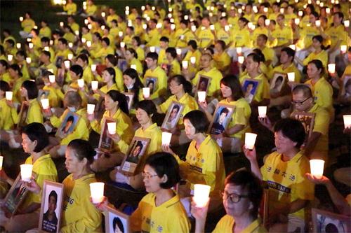'图1~4:二零二零年七月十九日晚间,来自台湾桃园、新竹、苗栗等地的部份法轮功学员在桃园风禾公园举办“天灭中共,结束迫害”反迫害二十一周年烛光守夜活动。'