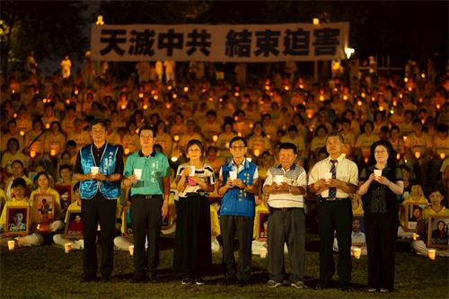 '图5:台湾桃园、新竹、苗栗等地的部份法轮功学员在桃园风禾公园举办“天灭中共,结束迫害”反迫害二十一周年烛光守夜活动。各界人士到场声援支持。'