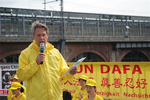 '图2:中共使馆对面,法轮功学员演讲并选读部份德国政要谴责中共的信件。'
