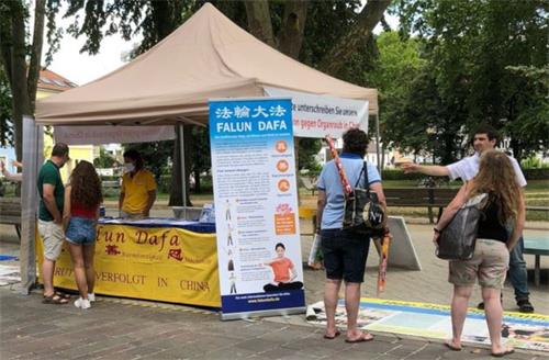 '图1~4:法轮功学员在德国南部边城罗阿赫(Lörrach)市中心举办信息日,揭露中共迫害。'